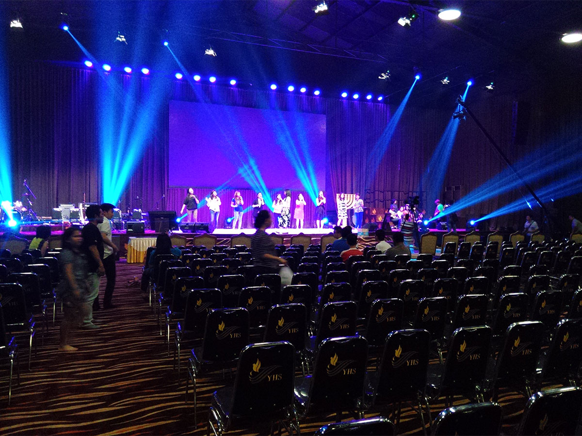 Школьный зал